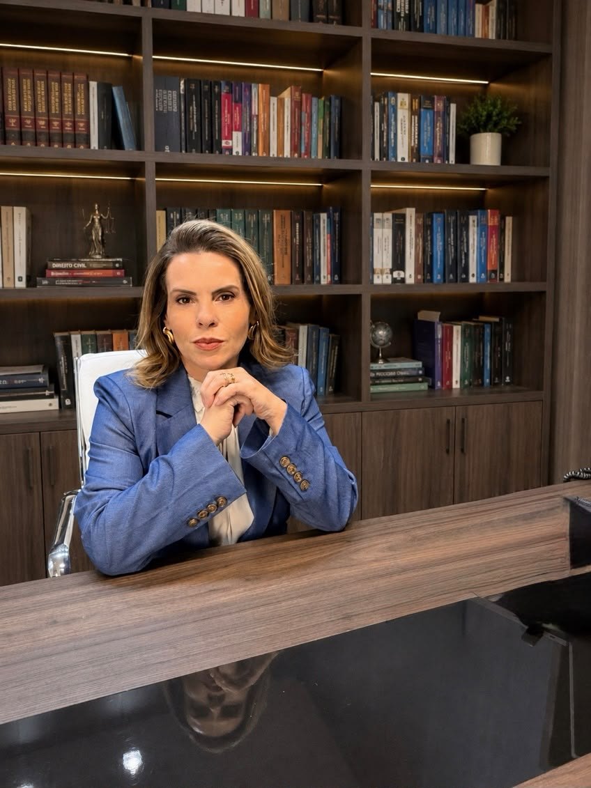 VANESSA VASCONCELLOS FATARELLI, advogada em São Paulo, em seu ambiente profissional